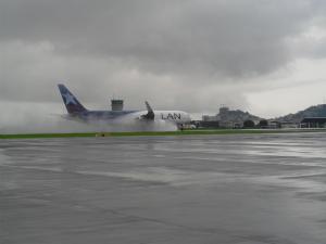 B767 landing in rain SEGU